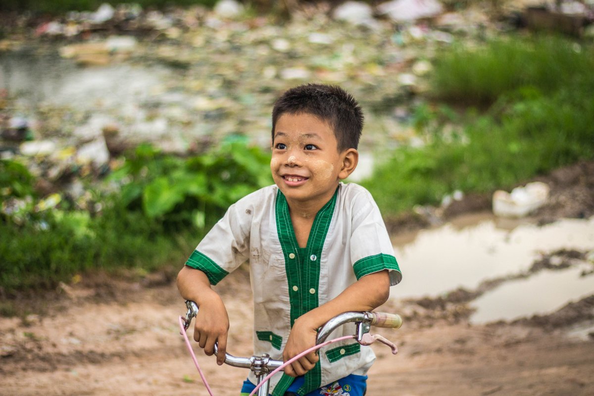 VisitMyanmar_MM's tweet photo. A smiling boy is waiting friendly. How cute his face is?
More>> https://t.co/Kr3Oq0zfQm

#MyMyanmar #TravelMyanmar #VisitMyanmar #StayHome #StaySafe #StayStrong 
#TravelTomorrow #tradition #Myanmar https://t.co/lHQbyfuVp3