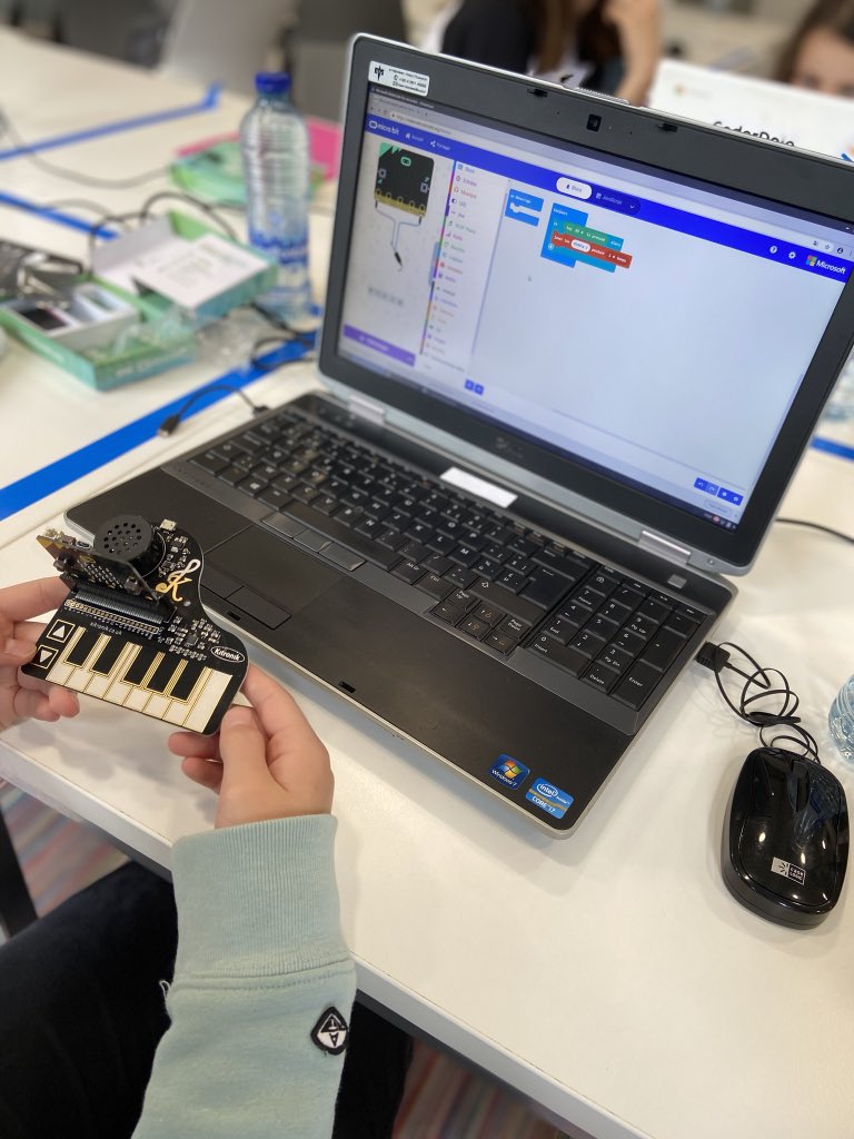 lisalombardibe's tweet image. C’est parti pour #CoolGirlsCode, le super événement de @CoderDojoBe pour inciter un maximum de filles à découvrir la programmation en s’amusant 🎉💪🏻💻🚺

Merci pour l’organisation @CoderDojoBe @valgillon @CoderDojo4Divas 👏🏻 

#GirlsInICT #CoderDojo #YesWeCan