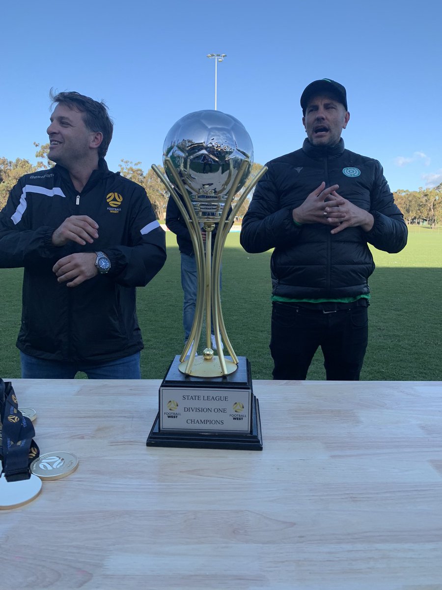 GaryWillo10's tweet photo. Proud of these players, coaching staff and all involved @OlympicKingsway for winning the league on 2020 ❤️👏 https://t.co/1PurbZhD0w