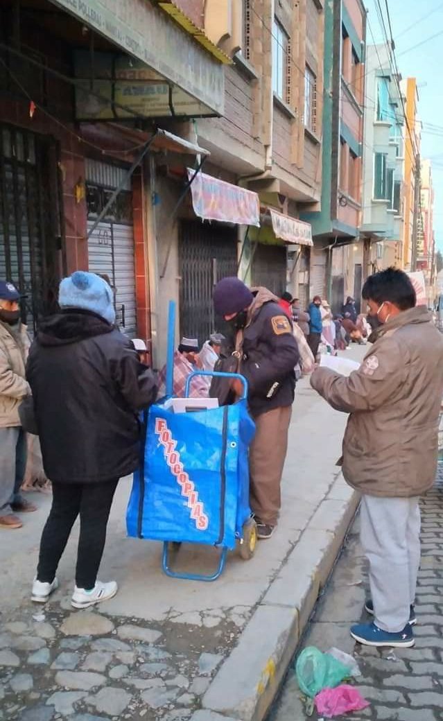 tonnylp's tweet photo. La viveza del pueblo.
En las largas filas y por si te olvidaste de la fotocopia de algún documento. 
Este buen hombre implementó una fotocopiadora movil.

Saben dónde está?
Cómo funciona su sistema? https://t.co/dIxXH1wLSi