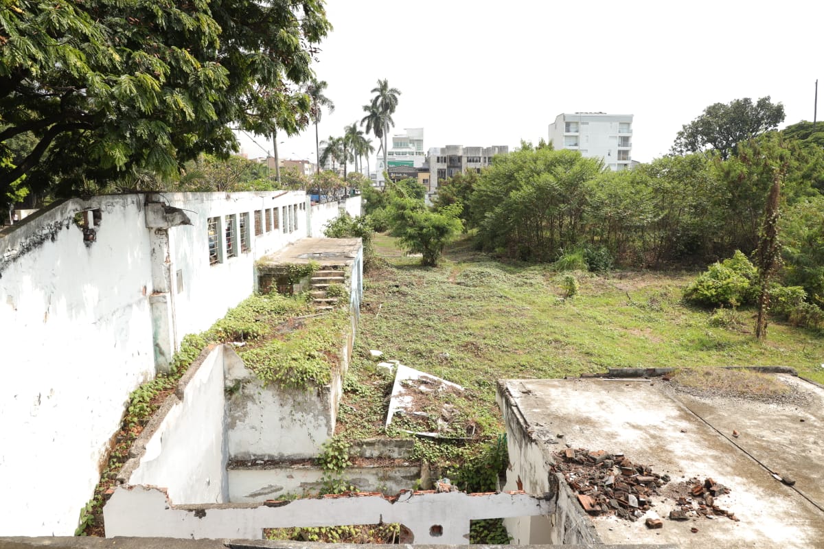 Y la foto que lo referencia es como toma al Club San Fernado y lo depreda y agota. Por ello fun/tal resignificar este espacio, reconstruirlo y realizar allí un hiper proyecto de la ciencia , la cultura y la tecnología. Se que podemos hacerlo