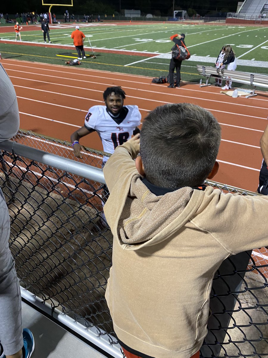 BonitaKay2's tweet photo. Nixon got to see his Big Elk @mikethedemon18 last night, as he played one heck of a game with an interception too! @AYGATT_recruits @burlesonelksfb https://t.co/MgMaI0eus1