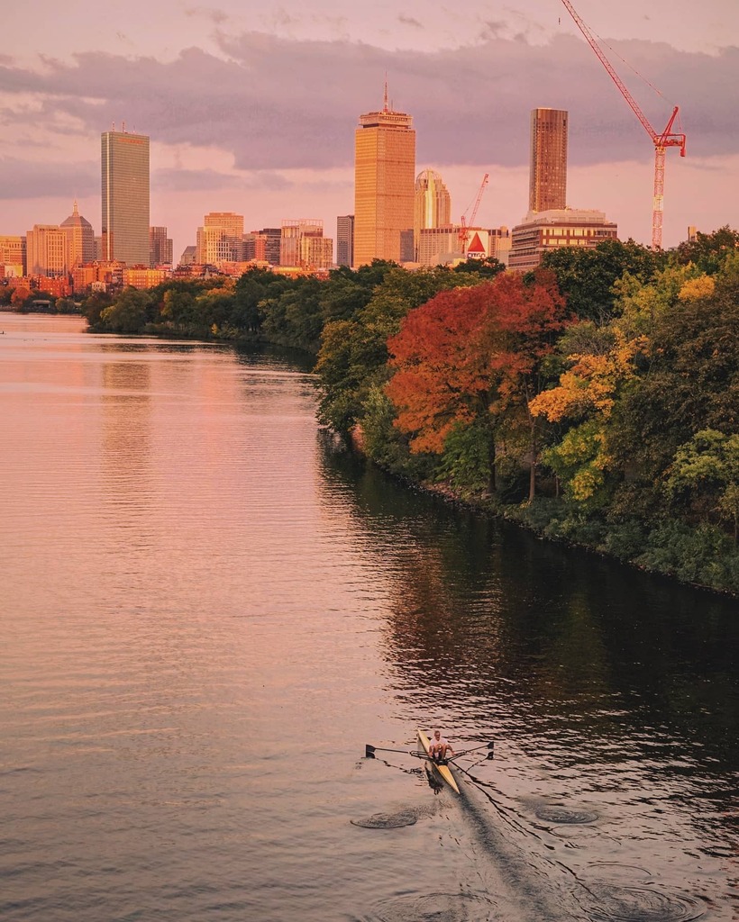 Gently down the stream 

The scene from a couple evenings ago on the Boston University Bridge.

Enjoy your weekend! 
.
.
.
.
.
.
.
.
.
.
#boston #igboston #bostondotcom #theprettycities  #mytinyatlas 
#hello_worldpics
#postitfortheaesthetic 
 #verilymome… instagr.am/p/CF4c-ZYBgwE/