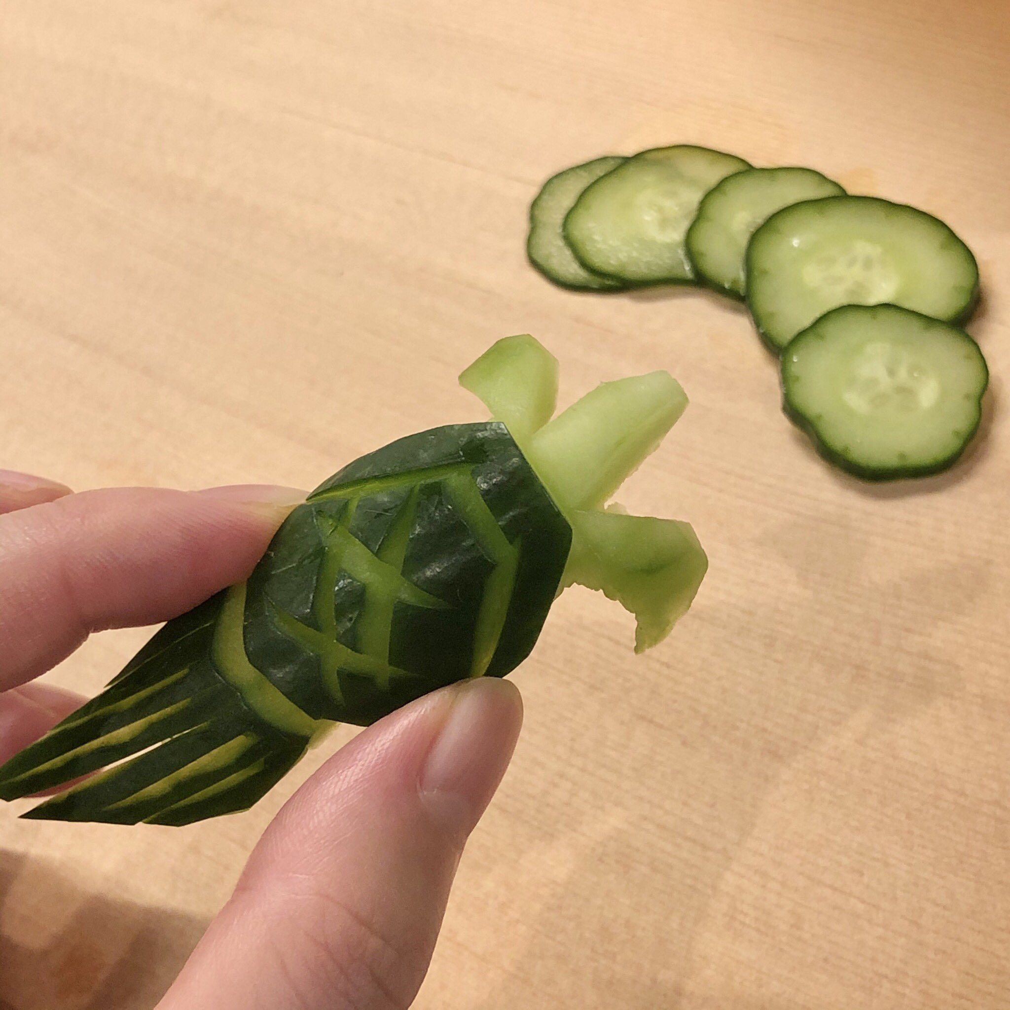 東雲 Atelier Guesthouse Design きゅうりから産まれた亀さん お食い初め用にきゅうりの飾り切り 思いつきでやってみて何となく完成 食べ物で遊ぶんじゃないって お食い初め 飾り切り 料理 おうちごはん 思いつき 見様見真似 T Co