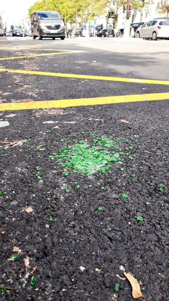 PierreLiscia's tweet photo. 3e crevaison en 10 jours🤬

Peut-être qu'avant de multiplier les pistes cyclables la Mairie de Paris pourrait d'abord s'occuper de les nettoyer?! Elles restent jonchées de tessons de bouteilles et bris de verre pendant des semaines! 6ans que je suis cycliste c'est de pire en pire https://t.co/jRaWyNr947