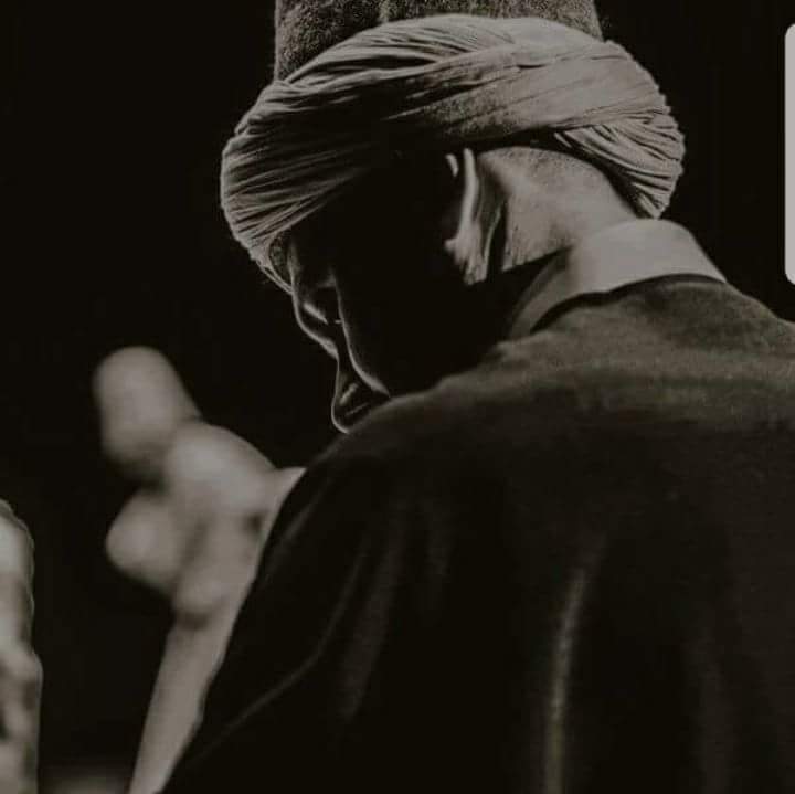 Bir Şey İstersen
İnsandan İsteme !
Zira ;
Verirse Minnettir , Vermezse Zillettir.  
Allah 'tan İste Ki;
Verirse Nimettir,  Vermezse Hikmettir....