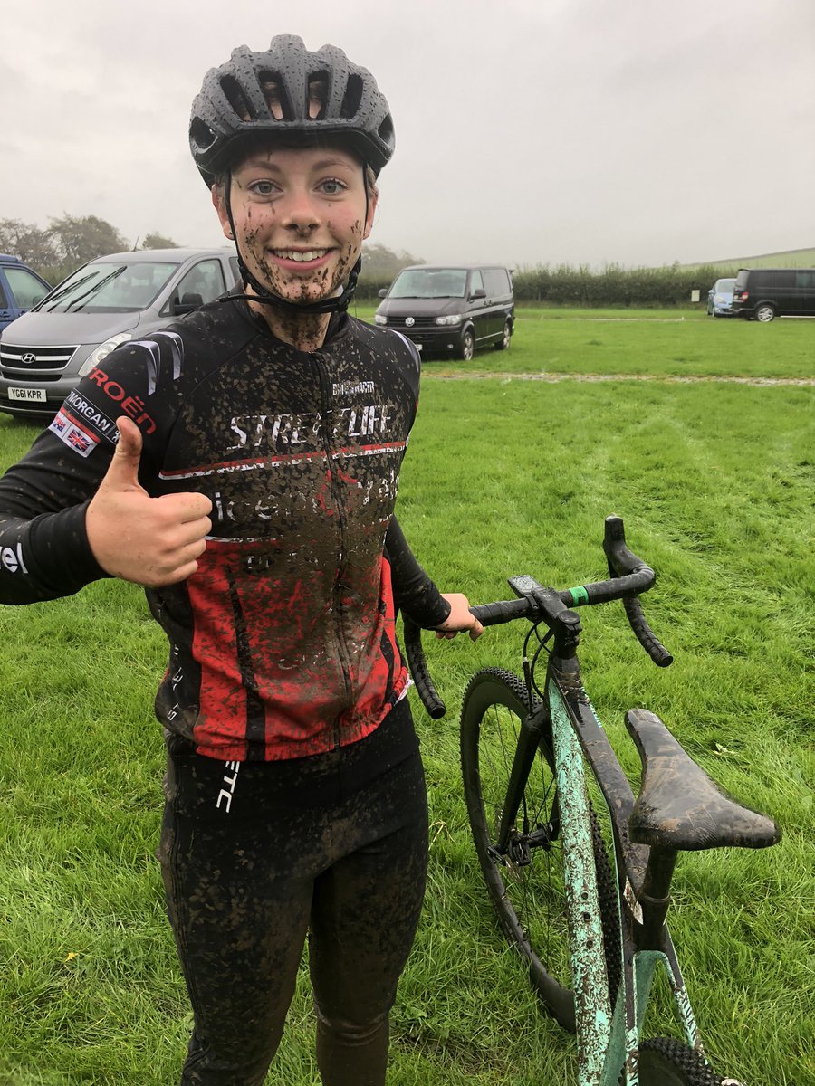 RutterfordMini's tweet photo. Mia is about to take part in her first National Champ U16 cyclocross race!! This is her after the warm up lap!!! 😬🚴🏻‍♀️😂❤️#mypoorwashingmachine https://t.co/Y7QPZYinRY