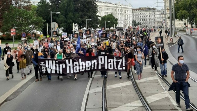 „Wir haben Platz“: Hunderte protestierten am Samstagnachmittag für die Aufnahme von Flüchtlingen am Wiener Karlsplatz.
krone.at/2243957