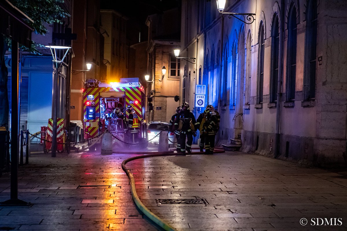 SDMIS69's tweet image. [EXERCICE]👨‍🚒🚇

Des SP du #SDMIS ont effectué un exercice dans le métro à Lyon, en relation avec @klarrys et @SYTRAL_RHONE
Scénario➡️Incendie de funiculaire en inter-station
Objectifs➡️Coordination services, mettre en œuvre les moyens de reconnaissance et d&apos;extinction appropriés.