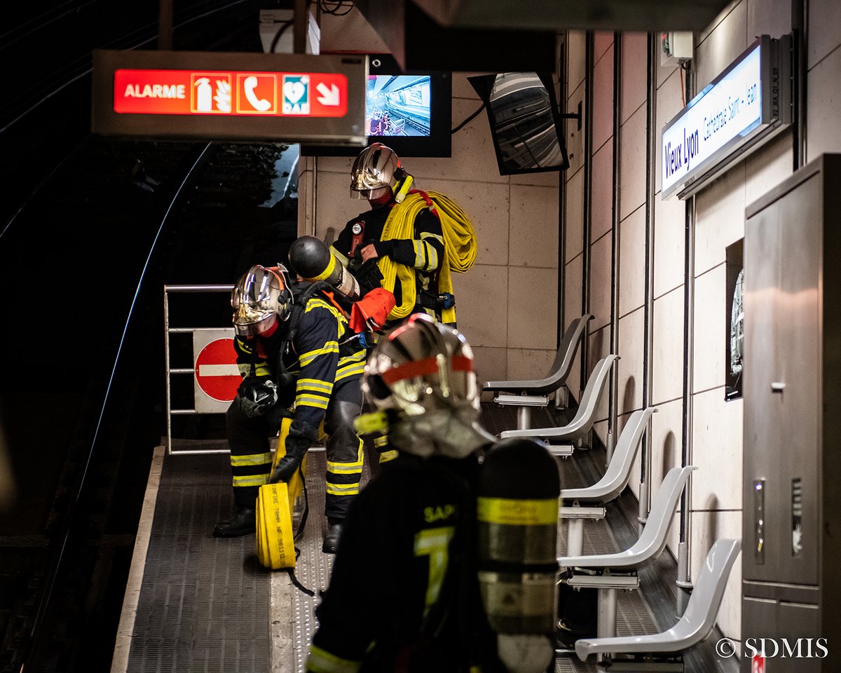 SDMIS69's tweet image. [EXERCICE]👨‍🚒🚇

Des SP du #SDMIS ont effectué un exercice dans le métro à Lyon, en relation avec @klarrys et @SYTRAL_RHONE
Scénario➡️Incendie de funiculaire en inter-station
Objectifs➡️Coordination services, mettre en œuvre les moyens de reconnaissance et d&apos;extinction appropriés.