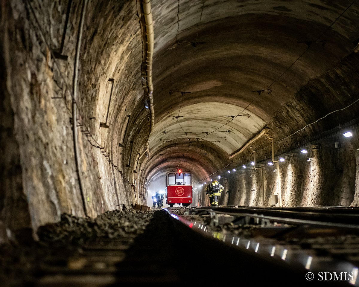 SDMIS69's tweet image. [EXERCICE]👨‍🚒🚇

Des SP du #SDMIS ont effectué un exercice dans le métro à Lyon, en relation avec @klarrys et @SYTRAL_RHONE
Scénario➡️Incendie de funiculaire en inter-station
Objectifs➡️Coordination services, mettre en œuvre les moyens de reconnaissance et d&apos;extinction appropriés.