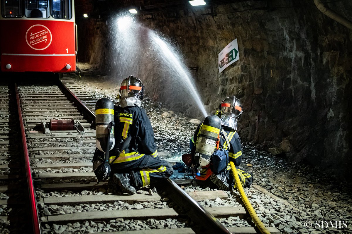SDMIS69's tweet image. [EXERCICE]👨‍🚒🚇

Des SP du #SDMIS ont effectué un exercice dans le métro à Lyon, en relation avec @klarrys et @SYTRAL_RHONE
Scénario➡️Incendie de funiculaire en inter-station
Objectifs➡️Coordination services, mettre en œuvre les moyens de reconnaissance et d&apos;extinction appropriés.