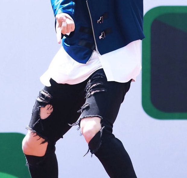 minho’s thighs appreciation a thread because amel disrespected minho’s beautiful thighs https://twitter.com/madeskzstay/status/1312389242253836288