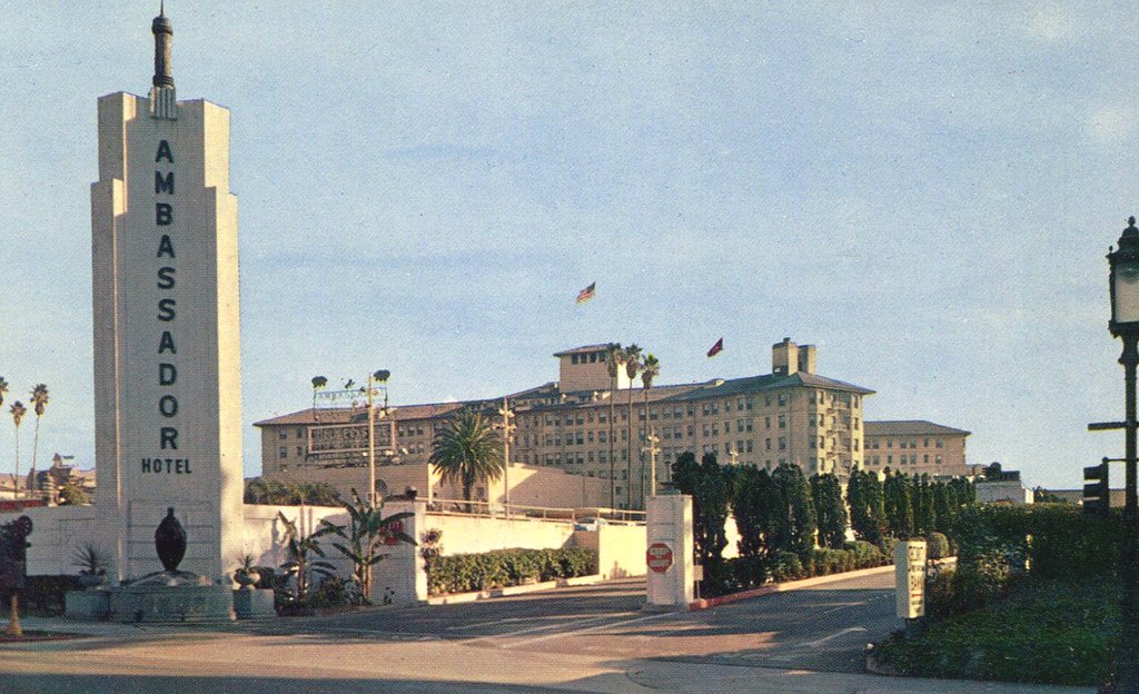 FitzgeraldApp's tweet photo. The Ambassador Hotel and The Cocoagrove night club, Hollywood, that F. Scott Fitzgerald and Zelda Fitzgerald stayed in 

It was famous for its celebrity guests, and it’s said that Zelda Fitzgerald set fire to her clothes here one night FSF went out with another woman https://t.co/7tfmczlDtR