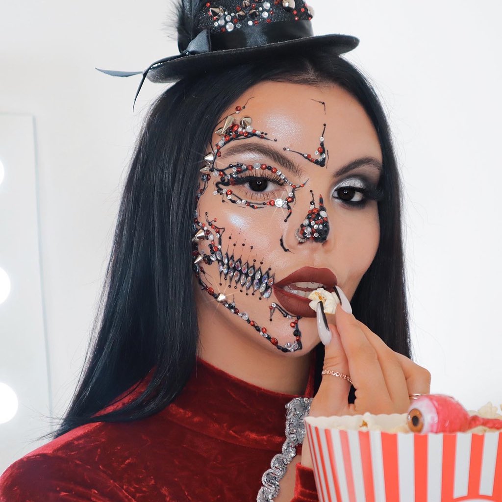 caitssdarling's tweet photo. welcome to the circus 🎪🤡 #31daysofcaitssoween 🦇 https://t.co/9CzuQOTVU2