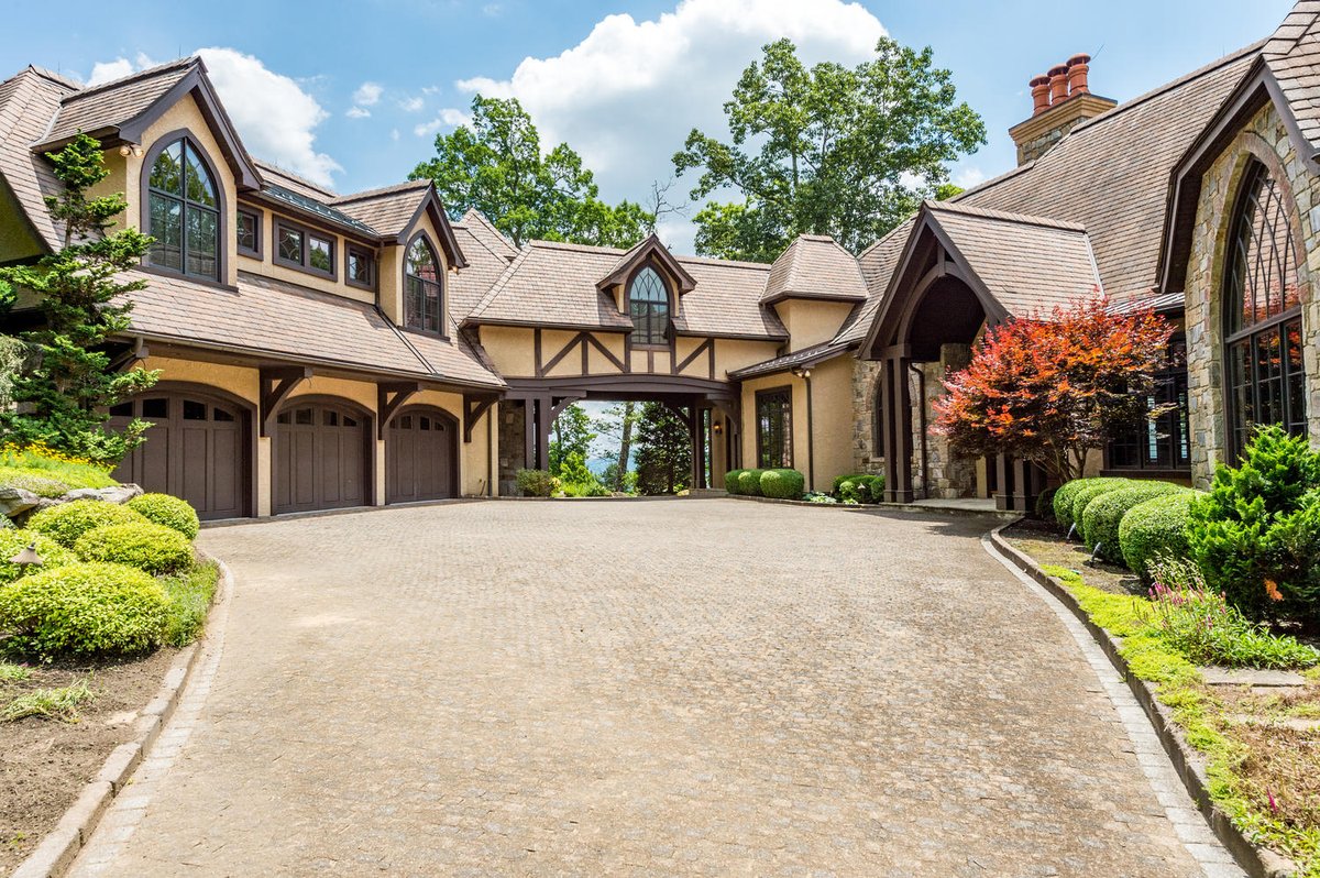 The spirit of the incredible Blue Ridge Mountains has been captured in this spectacular mountaintop home at The Cliffs at Walnut Cove. #cliffsliving 

bit.ly/3irZRBH