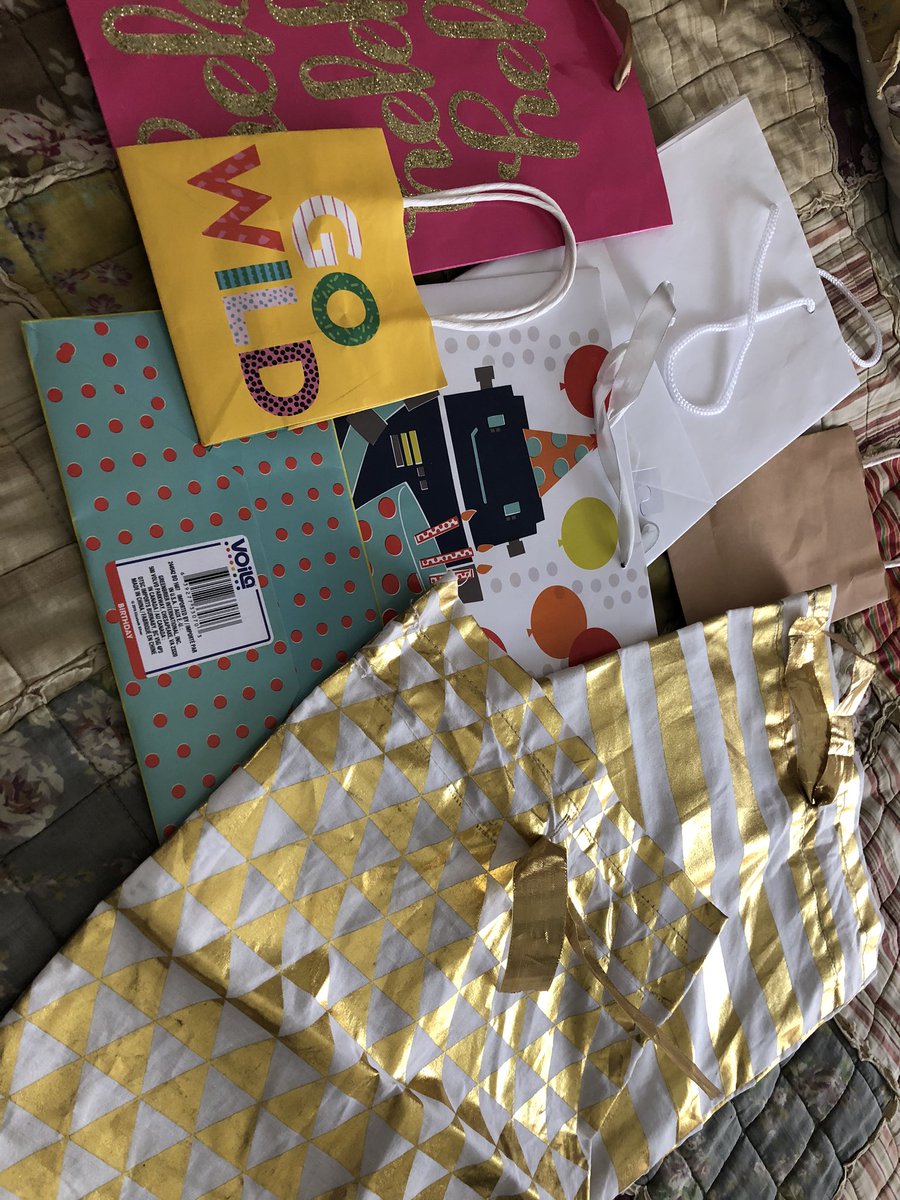CharlotteRambl1's tweet photo. Using a new gift bag is admitting defeat!! Reuse those bags until they turn into bag vapor. Handy for last minute birthday gifts too. #momlife #minimalish #minimalism @TheMinimalists https://t.co/j8I5if2WSH
