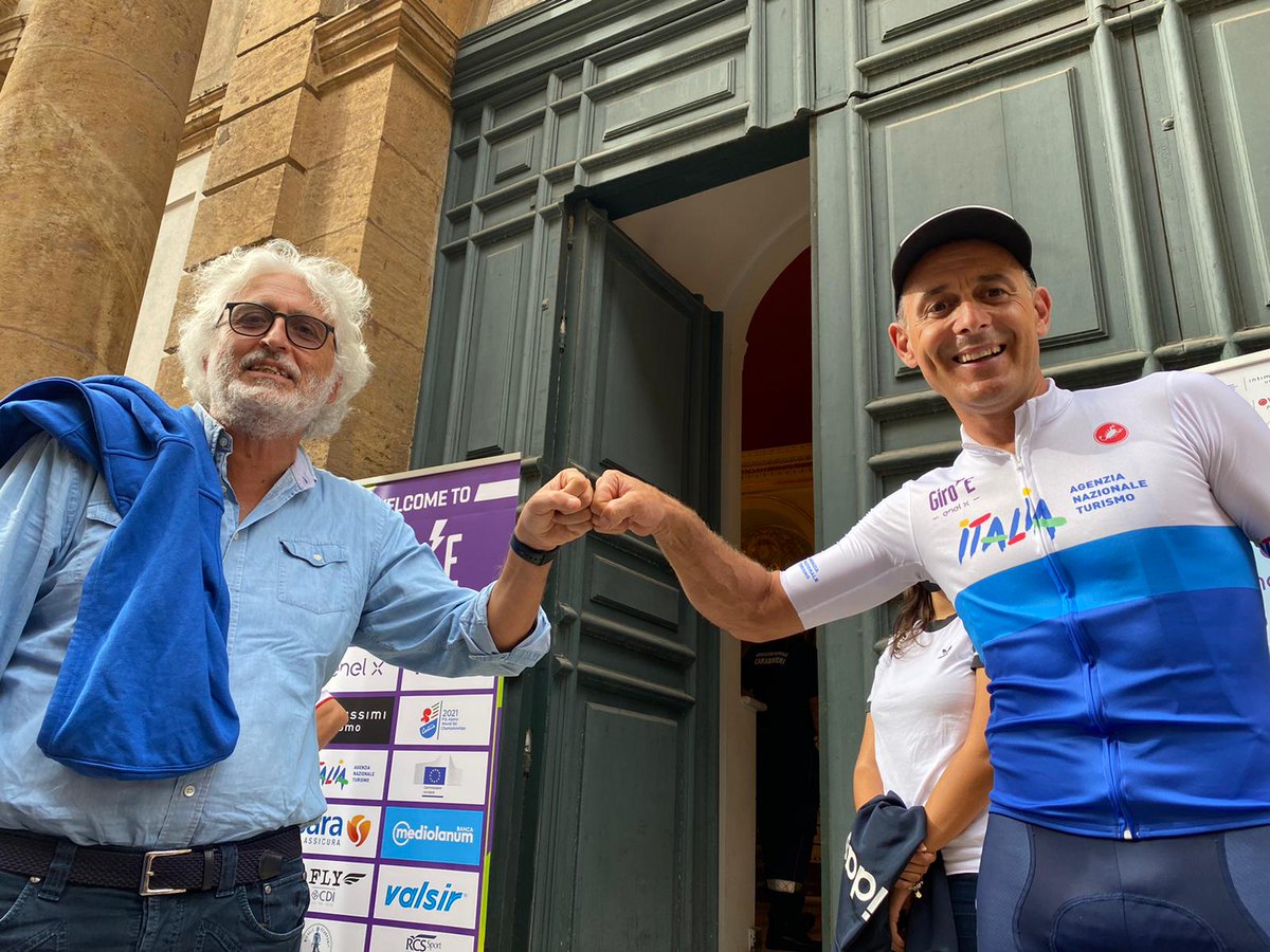 A Caltanissetta, in attesa della conferenza stampa di presentazione del #GiroE...

Diamo il benvenuto a Max Lelli, capitano del #TeamENIT 2020! 💪

#italybybike 🚴🚴‍♀️