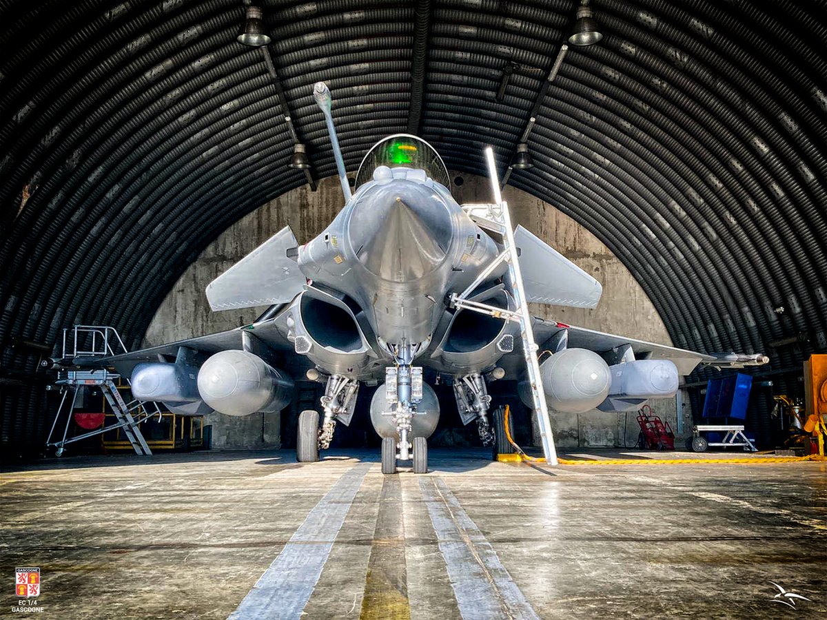 EscadronsChasse's tweet photo. Un #Rafale patiente avant un vol en configuration lourde. Les #SCALP montés sous les ailes sont des maquettes lestées pour permettre aux équipages, mais aussi aux mécaniciens, de s'entraîner avec des emports généralement réservés à des contextes stratégiques.
#EC1_4 https://t.co/6UgXA1t50r