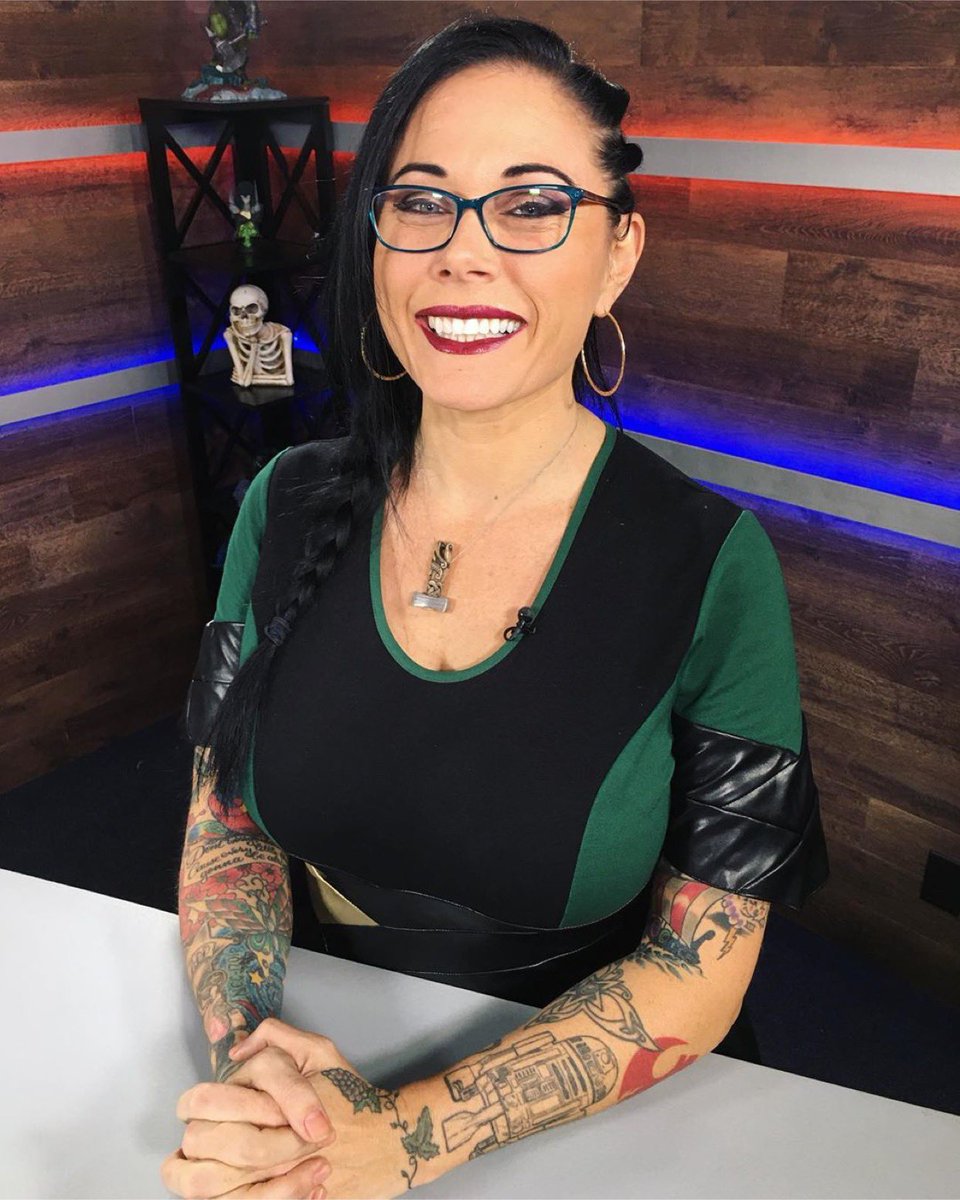 CannonDollX's tweet photo. I get back to filming next week... one guess what my first outfit will be... 💚🖤 @elhofferdesign of course! #elhofferdesign #talkingtoystv https://t.co/MQZkRPates
