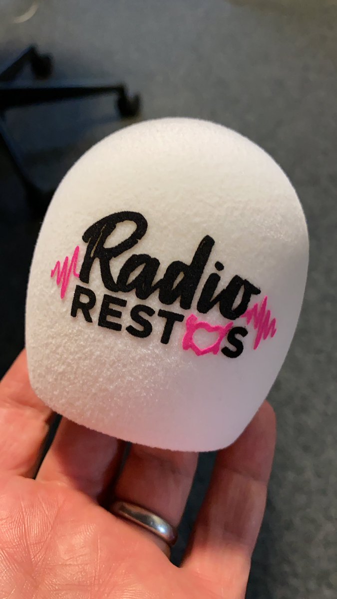eric_jeanjean's tweet photo. Ça se précise ... rendez vous à 18.00 sur la radio des @restosducoeur avec la sublime @ESuigo et une belle bande d’#enfoires 💕 https://t.co/n0puvtqPVL