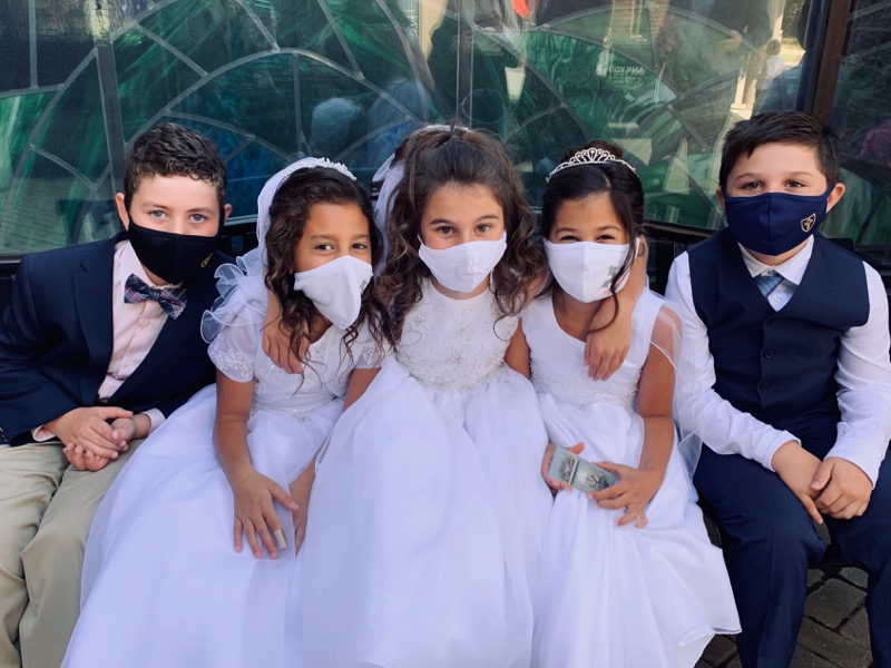 loyolapress's tweet photo. We love seeing how different #parishes are adapting during the pandemic. Congratulations to those who received their #FirstEucharist safely recently! https://t.co/yFIQiTgllP