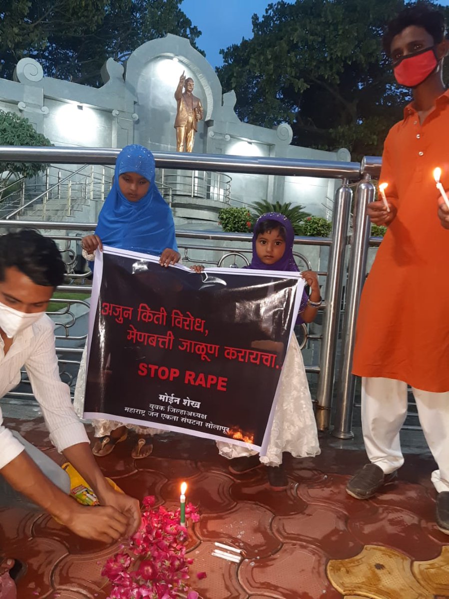 MoinS_Solapur's tweet photo. महाराष्ट्र जनएकता संघटना वतीने
उत्तर प्रदेश मध्ये जे घडलेला प्रकार त्याचा मेणबत्ती लावून जाहीर निषेध करण्यात आला जाहीर निषेध करताना मी व आसिफ शेख आयुब पठाण अरबाज शेख श���हरुख कमलापुरे अजित श���ख व इतर उपस्थित होते https://t.co/Hf4r4lulkW