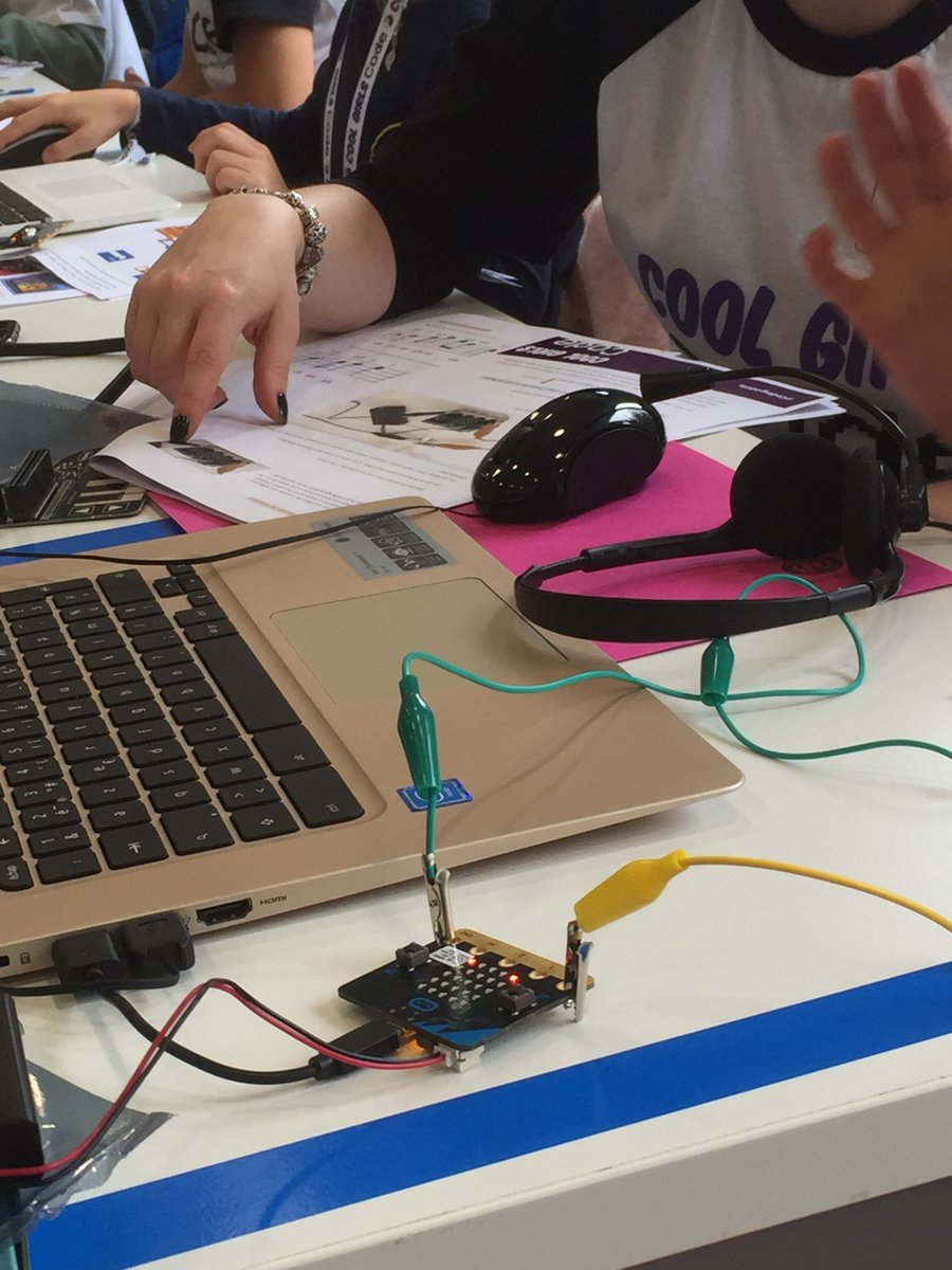CoderDojoBe's tweet image. On s'éclate au #CoolGirlsCode en jouant de la "Musique avec du Code"&lt;🎶&gt;Yeeeaah!!! Merci au Coworking Space de LLN de nous accueillir dans leurs locaux super design🤩
#Coding4Girls #IT #Compétences #CoderDojoBelgium @digitalwallonia @EVSEquipment @Telenet @Louvaincowork
