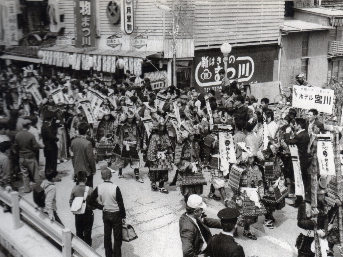 金田 宗夫 人様のツイートにすぐ便乗 地元の新しいランドマークとなった千葉商船ビル その場所にあった建物 １枚目は昭和41年の香取神宮神幸祭 ２ ３枚目は昭和56年の諏訪神社祭礼 佐原の大祭