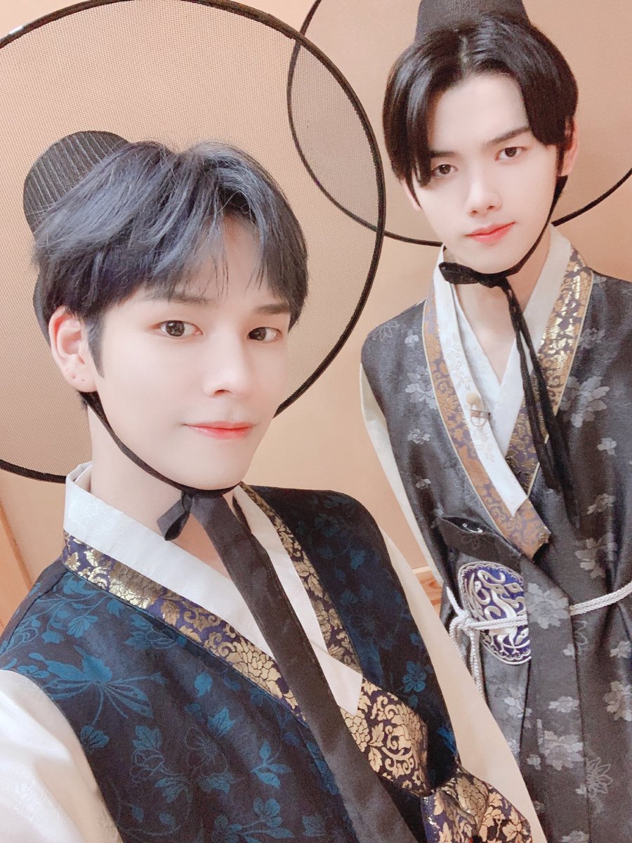 CRAVITY_twt's tweet photo. 러비티~~~~~~오늘하루 잘 보내셨나요??
왕 보고싶네요ㅜㅜㅠㅠ
#크래비티 #세림 #한복셂 #앨런 #민희 #형준 https://t.co/8eM2veVD3s