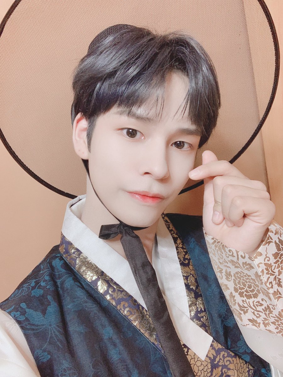 CRAVITY_twt's tweet photo. 러비티~~~~~~오늘하루 잘 보내셨나요??
왕 보고싶네요ㅜㅜㅠㅠ
#크래비티 #세림 #한복셂 #앨런 #민희 #형준 https://t.co/8eM2veVD3s