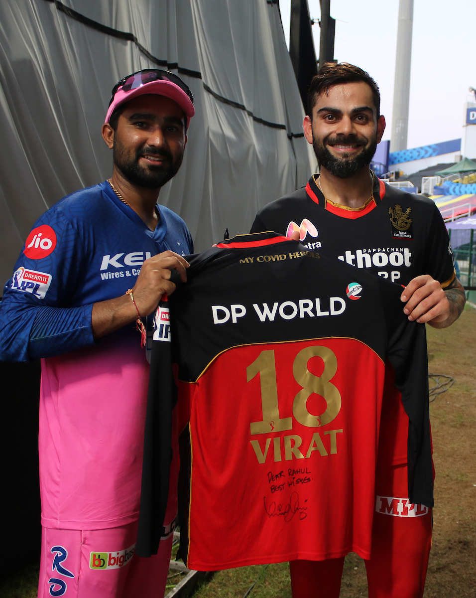 IPL's tweet photo. Rahul Tewatia is elated as he gets an autographed jersey by Virat Kohli. 

Moments that matter the most 😍😍

#Dream11IPL https://t.co/NtVwpOLt1J