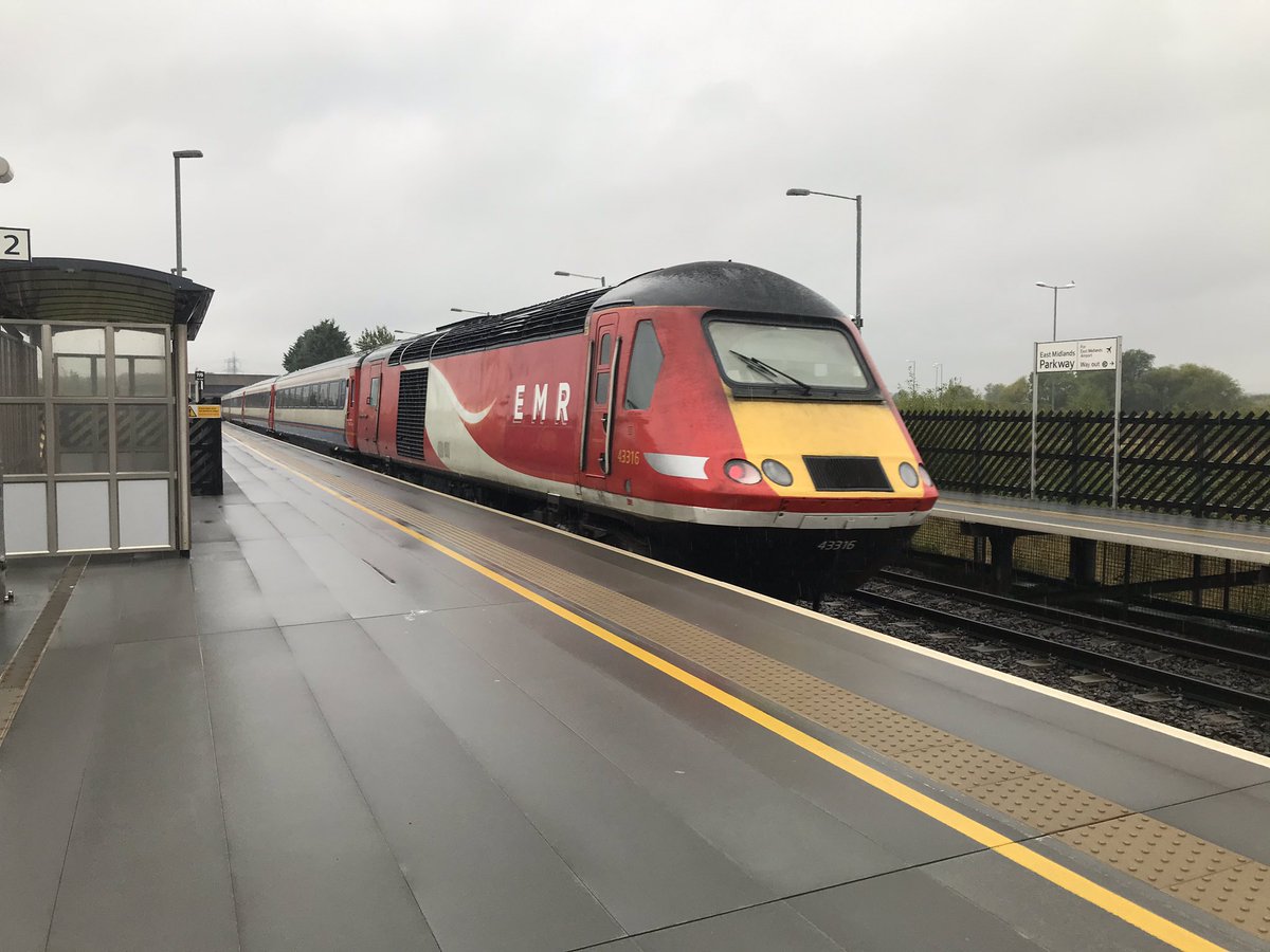 simontdeane's tweet image. Many thanks to those who joined the @railcamlive YouTube stream from @EastMidRailway East Midlands Parkway. 5 x 37 2 HST and a @RailOpsGroup 47