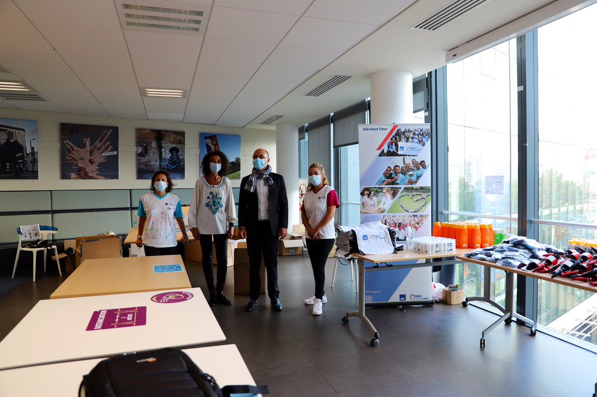 PierreELefebvre's tweet photo. #AXACRWEEK : l’occasion de se retrouver pour nos collaborateurs du site de Châtillon, autour des correspondantes #AXAAtoutCoeur, et confectionner des kits grands froids et d’hygiène pour les plus démunis. Avec 200+ kits qui seront livrés à Ordre de Malte France. Merci à tous ! https://t.co/RvwgnlJc5O