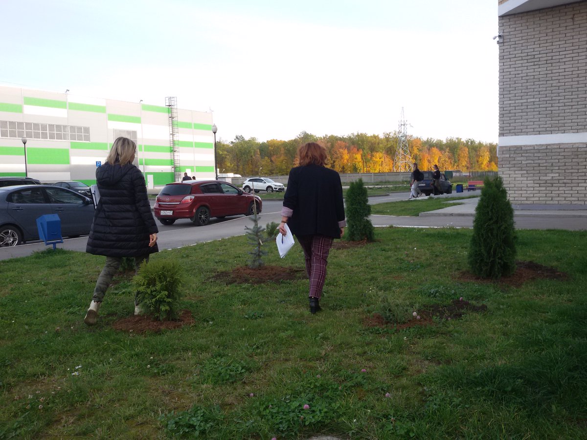 В микрорайоне 4Ц #Тольятти комиссия осмотрела озеленение придомовой территории д. 21 по ул. Баныкина, благоустроенной в рамках Губернаторского проекта «СОдействие» <a href="/SOdeistvie63/">Губернаторский проект "СОдействие"</a>. В минувшем году так же по данному проекту МКД установил детскую площадку.