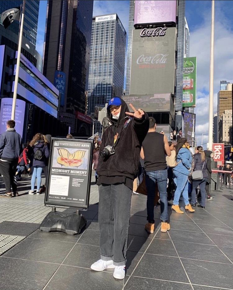 hyunjin your traveling-buddy boyfriend, who kept taking pics and is amused and giggly at everything — but wont let go of your hands anyway.
