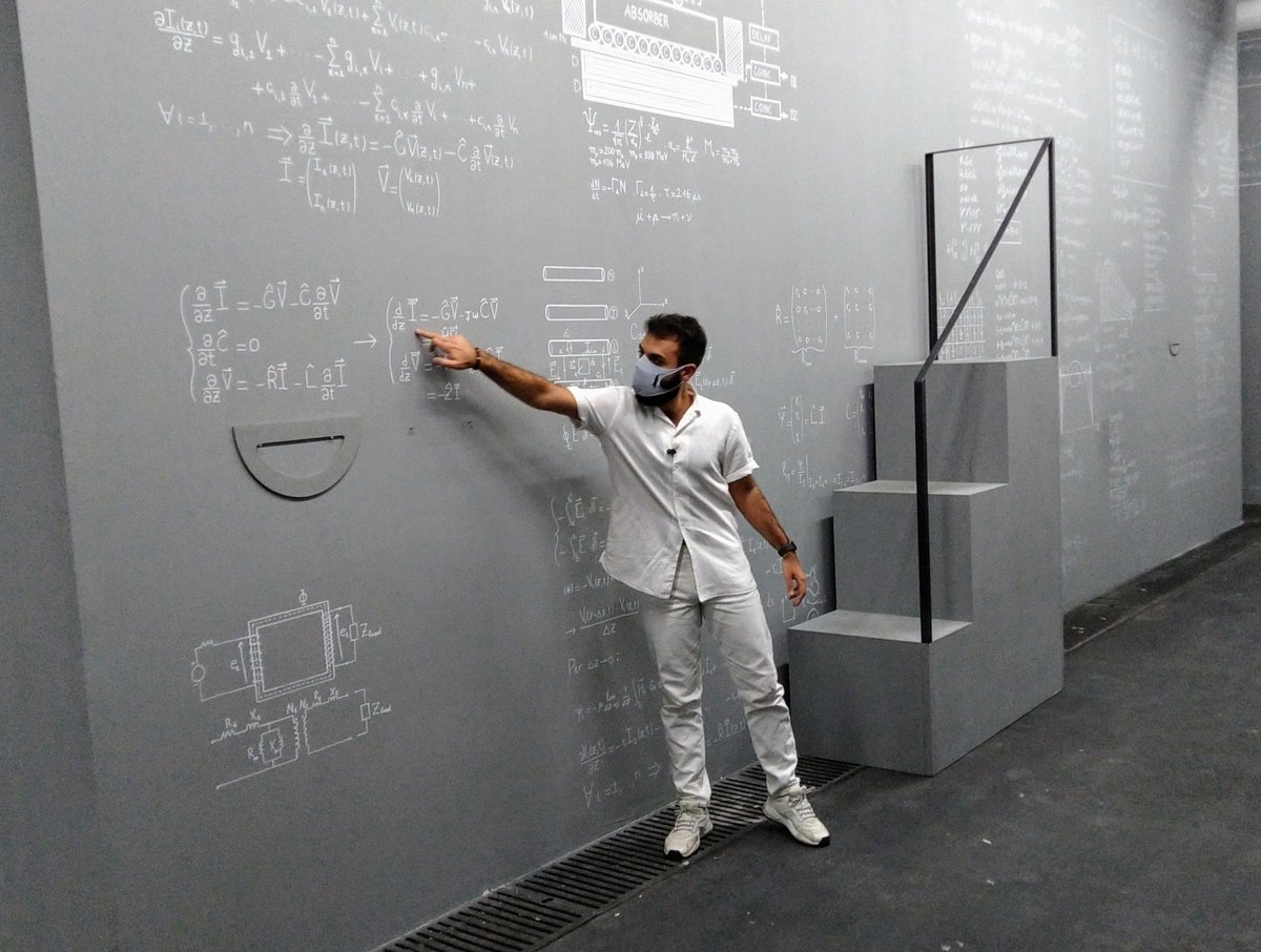 organtin's tweet photo. Gabriele Galbiati Muscio illustra la #matematica e la #fisica del trasporto di energia elettrica a "la sottigliezza delle cose elevate" di #andreagalvani al #mattatoioroma https://t.co/rIyiTQche1