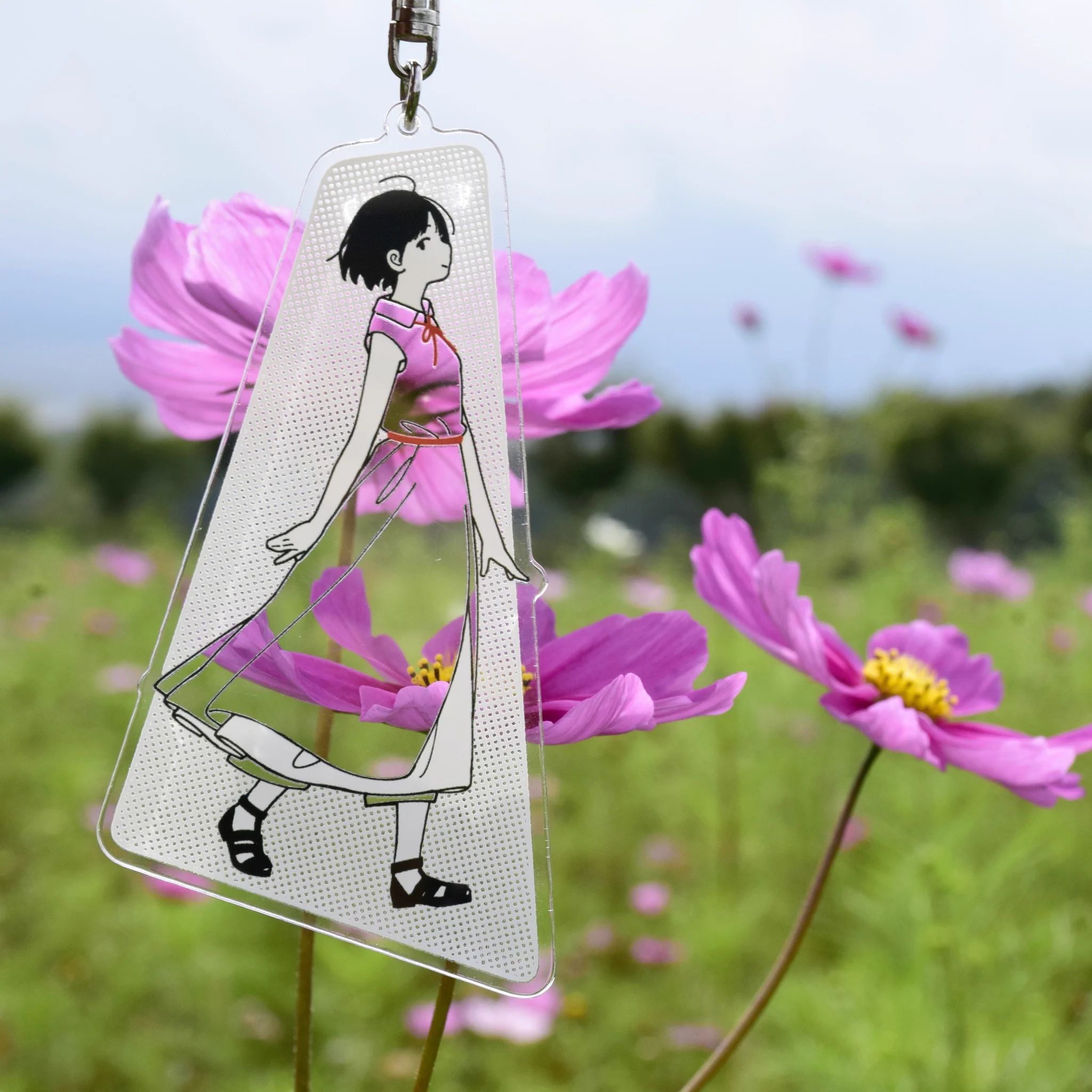 お出掛けがもっと楽しくなりそう！透かした景色がそのまま衣服のデザインになっちゃうキーホルダー！
