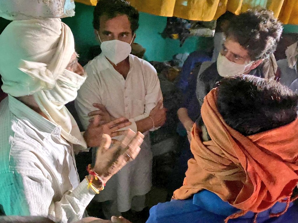 Rajasthan_PYC's tweet photo. हाथरस की बेटी ने झेला वो झकझोरता है, परिजनों के साथ जो सरकार ने किया उसकी कराह भी परिवार नहीं ले सका। ऐसी क्रूर सरकार है।

हाथरस की बेटी के परिजनों से उनका दर्द साझा करते श्री राहुल गांधी जी एवं श्रीमती प्रियंका गांधी जी। https://t.co/QEeryAm7cp