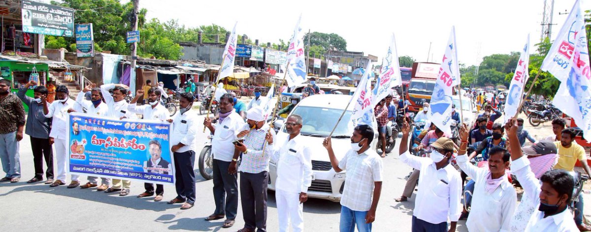SrinuBakaram's tweet photo. ఈ రోజు 03-10-2020 న #నల్గొండ జిల్లా కేంద్రంలో  #SC_ST_BC, అసైన్డ్ ల్యాండ్ భూముల #పరిరక్షణకై జరిగిన #మానవహారం.. https://t.co/LXwsKJabVl