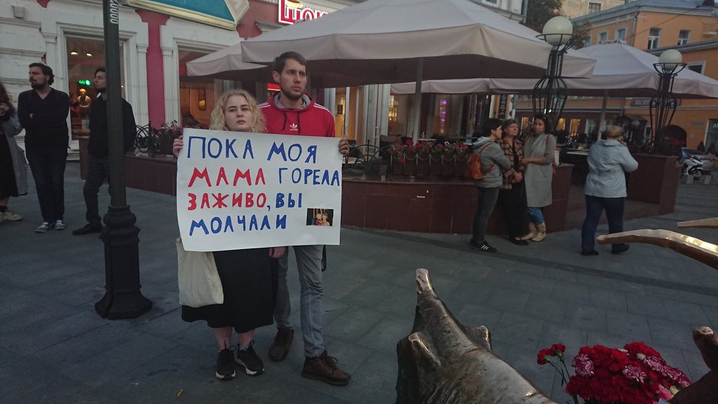 navalny's tweet photo. Фотография, разрывающая сердце. Дети Ирины Славиной, устроившей самосожжение, не выдержав бесконечных обысков, штрафов и агрессивного давления государства https://t.co/SbRFAKd06g