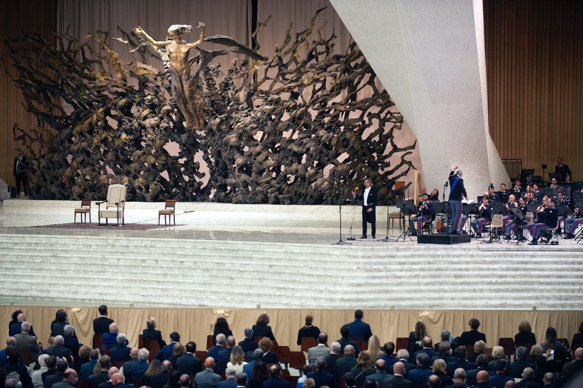 GrolloFrancesco's tweet photo. Il #28settembre2020 la @poliziadistato ha compiuto 75 anni, in quest'occasione ho avuto l'onore di cantare davanti a @Pontifex_it. Un'emozione indescrivibile.
#papaFrancesco https://t.co/b8LZ7v3Xtu