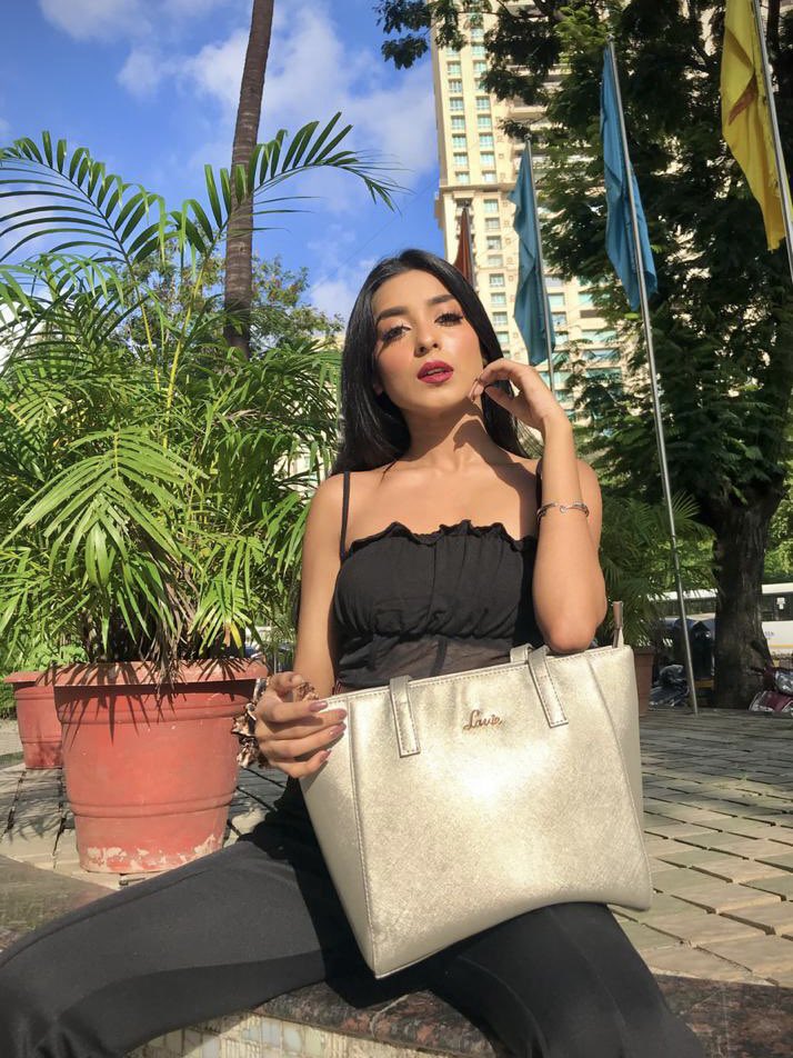 LavieWorld's tweet photo. Sleek and basic with an edge! Comment 👜 if silver handbags are your wardrobe hero!
x
Click this link https://t.co/UwrOwebgNA
x
#stylishsatchel #sleekbag #stylishbag #satchelbag #silverhandbag #handbag #stayhandsfree #packitall #slaygamestrong #musthavehandbag #blackandsilver https://t.co/bYSg1XgJF0
