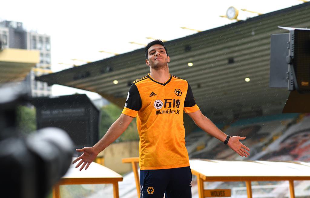 Raul_Jimenez9's tweet photo. Very happy to announce my new four-year deal at @wolves the best is about to come #Raul2024 🔶⚽️🐺✍🏽😎 https://t.co/YwhePoKoNB