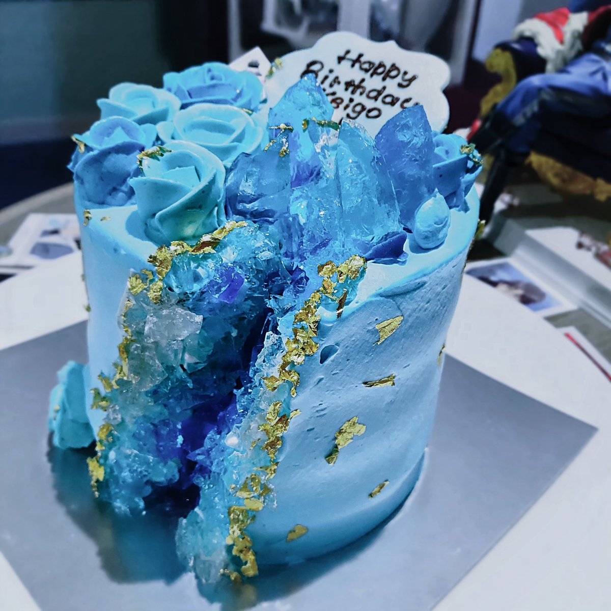 うき 今年のケーキです フルオーダーリベンジ 水晶ケーキ を見たときに可愛くて 氷の世界みたいだなって思ってお願いしてみたかったものを実現してくださって本当に感謝です パティシエさんはすごい 綺麗だよ