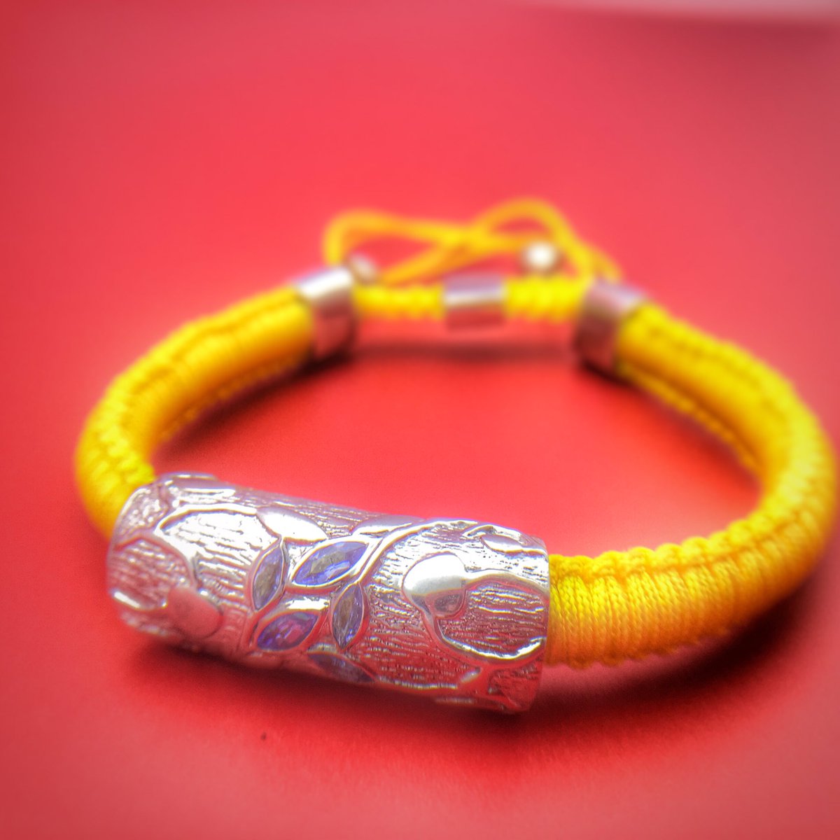 GraceofBlu's tweet photo. URU with @graceofblu 
▫️▪️▫️
#tanzanite #bangles #banglebracelet #unisex #fashion #trendy #jewelry #colorful #beautiful #yellow #sterlingsilverjewelry #silverbangles #tanzanitejewelry #bangleslove #mensfashion #mensjewelry #unisexfashion #womensfashion https://t.co/9A2Gqgvedb