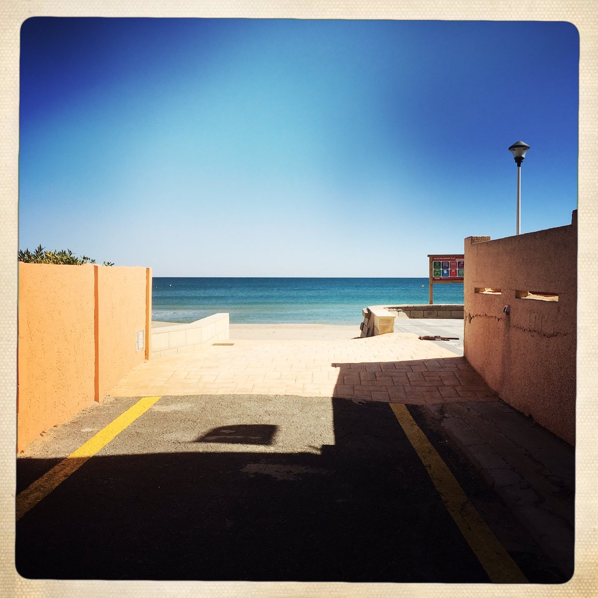 francescveracas's tweet photo. La mar sense ones a causa del vent de ponent i el dia tan clar i lluminós després de la pluja d’ahir m’ha recordat la “Cançó del matí encalmat” de Salvador Espriu. #mar #sea #platja #beach #matí #morning #Mareny #Sueca #hipstamatic #iphone. https://t.co/cHMzwy4rjD
