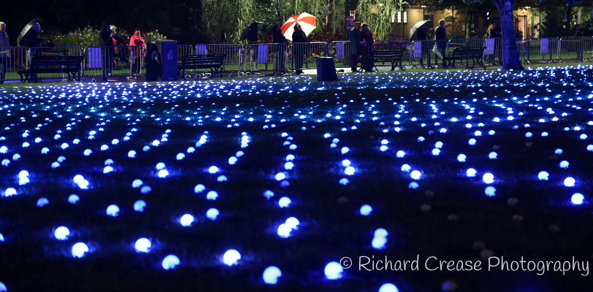 RichardCrease's tweet photo. Rain adds to the amazing spectacle of the ‘Sea of Light’ staged by Ithaca Studios in #Bournemouth gardens this weekend for @artsbythesea  @bmouthofficial Pix available from @AlamyNews https://t.co/4qqrRMBzyG