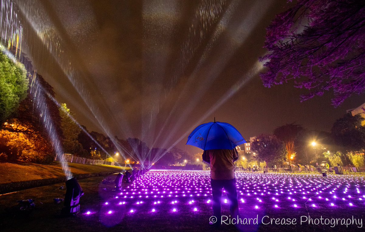 RichardCrease's tweet photo. Rain adds to the amazing spectacle of the ‘Sea of Light’ staged by Ithaca Studios in #Bournemouth gardens this weekend for @artsbythesea  @bmouthofficial Pix available from @AlamyNews https://t.co/4qqrRMBzyG