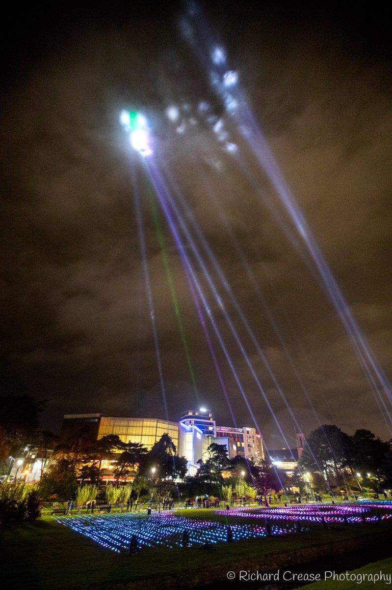 RichardCrease's tweet photo. Rain adds to the amazing spectacle of the ‘Sea of Light’ staged by Ithaca Studios in #Bournemouth gardens this weekend for @artsbythesea  @bmouthofficial Pix available from @AlamyNews https://t.co/4qqrRMBzyG